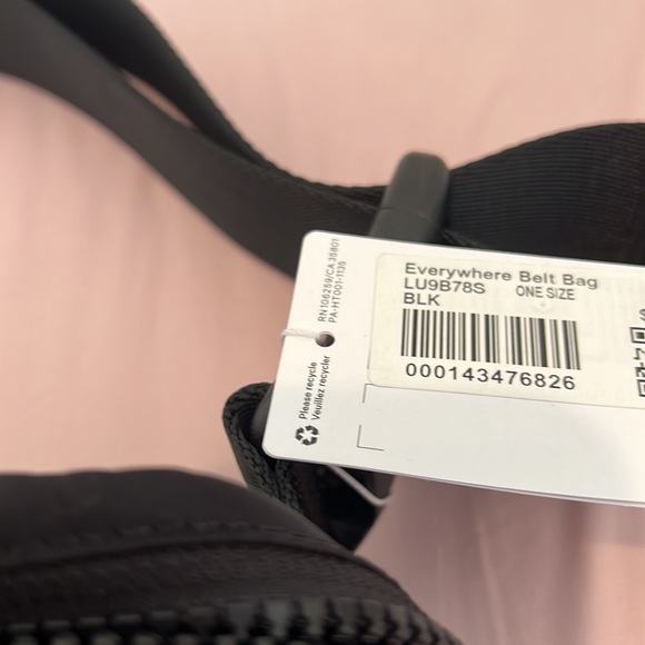 NWT lululemon everywhere belt bag (ebb) in Black - Picture 4 of 4